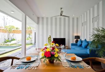 La Fortuna has rooms with a private hot tub