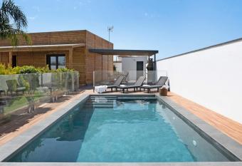 Villa Torre Nueva has Balcony rooms