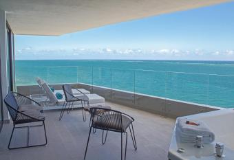 The Fives Oceanfront has rooms with a private hot tub