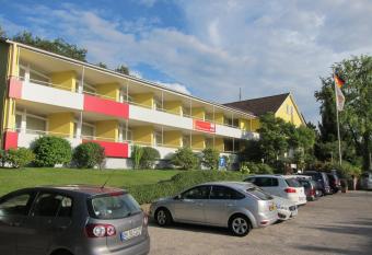 Haus am Kurpark allows 18 year olds to book a room