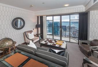 Harbour View, Iconic Metropolis L 27 has rooms with a private hot tub