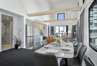 Hobart City Apartments has Balcony rooms