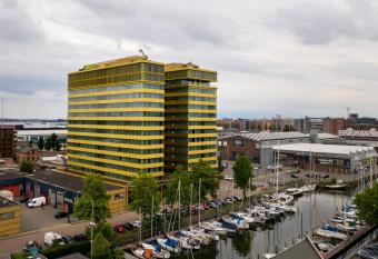 Holiday Inn Express Amsterdam - North Riverside, an IHG Hotel allows 18 year olds to book a room