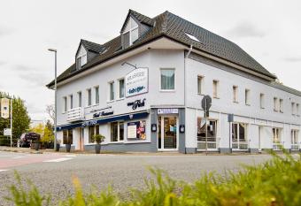 Hotel-Restaurant F  ck allows 18 year olds to book a room