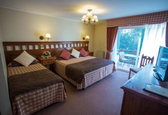 El Copihue Olmu   allows 18 year olds to book a room