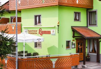 Gasthof-Pension Lamm allows 18 year olds to book a room