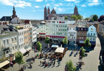 Dom-Hotel allows 18 year olds to book a room