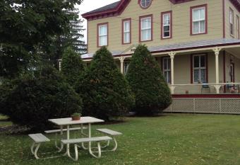 Le G  te des Soeurs allows 18 year olds to book a room