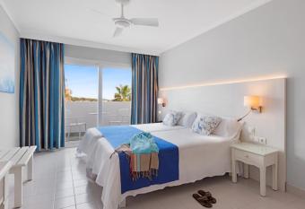 Flipflop Cala Mandia has Balcony rooms