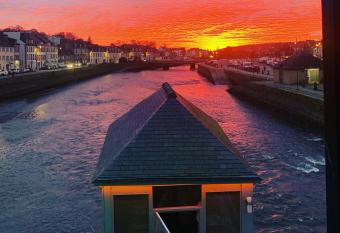 une nuit sur le pont 1 allows 18 year olds to book a room