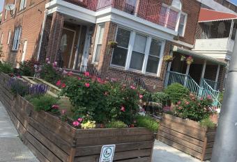 Beautiful Brooklyn Koi-Fish Pond-Garden Residence has Balcony rooms