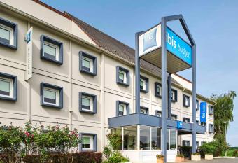ibis budget Santeny allows 18 year olds to book a room