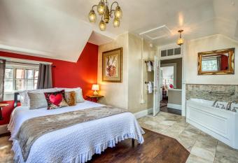 Franklin House has rooms with a private hot tub