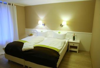 Waldhotel Wilhelmsh  he allows 18 year olds to book a room