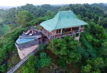 Batu Hill Villa has Balcony rooms