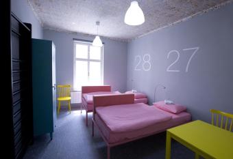 Hostel U Zlat  ho kohouta allows 18 year olds to book a room