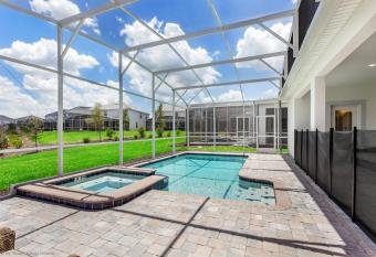 Contemporary Home w Private Pool& Spa has Balcony rooms