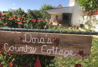 Dora's Country Cottage has Balcony rooms