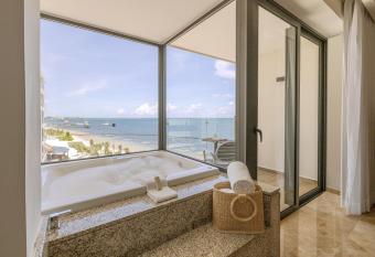 Sensira Resort & Spa Riviera Maya All Inclusive has rooms with a private hot tub