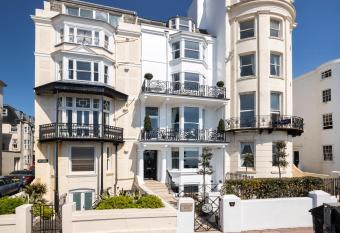 Eastcliff House has Balcony rooms