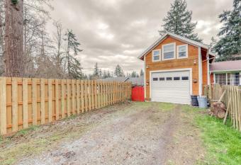 Studio by the Gazebo in Langley has Balcony rooms