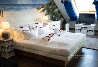 Hotel Ziegelruh has rooms with a private hot tub