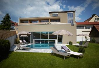 Landhotel Wei  es Ro   allows 18 year olds to book a room