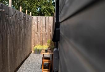 Cocoon Douce Heure has rooms with a private hot tub