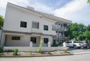 Super OYO 604 Chateau Cinco Dormitel allows 18 year olds to book a room