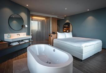 Van der Valk Hotel Amsterdam Zuidas -Rai has rooms with a private hot tub