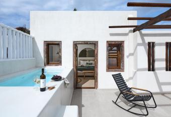 Winery Hotel 1870 has rooms with a private hot tub