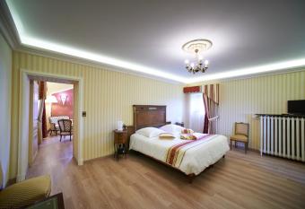 CHATEAU DE LA RICHERIE has Balcony rooms