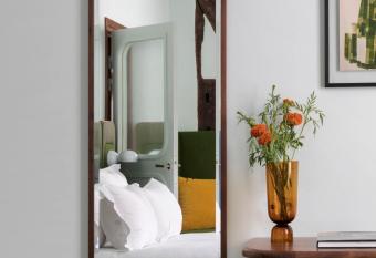 H  tel Saint-Andr   des Arts has rooms with a private hot tub