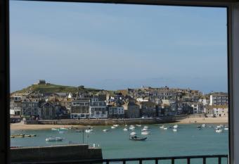 Harbour View House has Balcony rooms