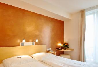 Town Hotel Wiesbaden - kleines Privathotel in Bestlage allows 18 year olds to book a room