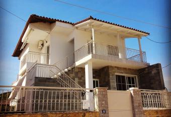 La Vita apartments 10 min from Airport,near the sea allows 18 year olds to book a room