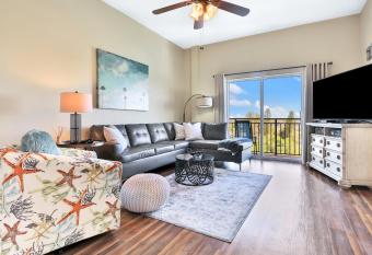 Bay Front Oasis has Balcony rooms