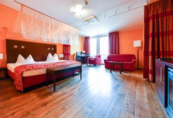 Landhotel Burg im Spreewald - Resort & Spa has rooms with a private hot tub