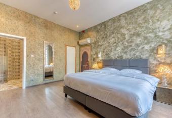 Ryad Mogador Li  ge allows 18 year olds to book a room