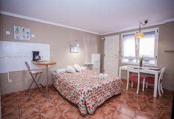 Beachback Studio Apt Low-cost nearby Airport allows 18 year olds to book a room