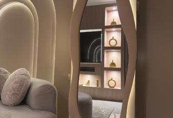 Makati Hidden Gem Royalty Luxurious & Classy has Balcony rooms