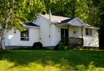 The Hummingbird Cottage / Le Chalet des Colibris allows 18 year olds to book a room
