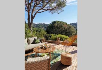 Charmant Mazet Haut de Gigaro, face    la pin  de has Balcony rooms