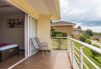 Lake Elementaita Mountain Lodge has rooms with a private hot tub