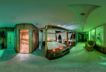 Hotel Du Parc has rooms with a private hot tub