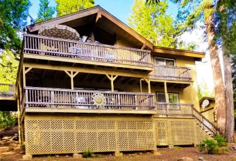 Cedar Ridge Retreat has Balcony rooms