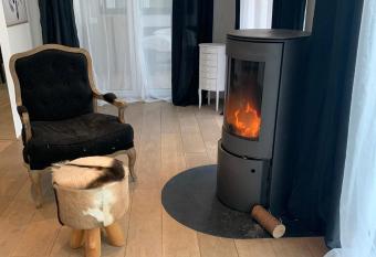 Stilvolle Stadtwohnung mit Balkon, Kamin, Klima has rooms with a private hot tub