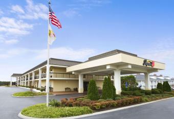 Super 8 Calhoun has Smoking rooms