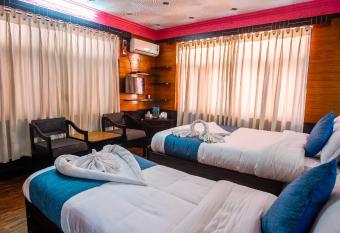 Hotel Green Horizon has rooms with a private hot tub