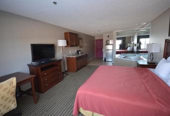 Townsquare Place has rooms with a private hot tub